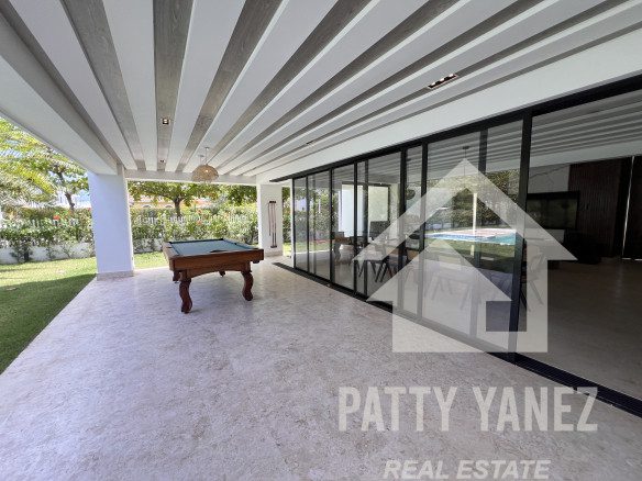 Villa en venta en Sosúa, en una urbanización cerrada, con acceso privado a la playa.