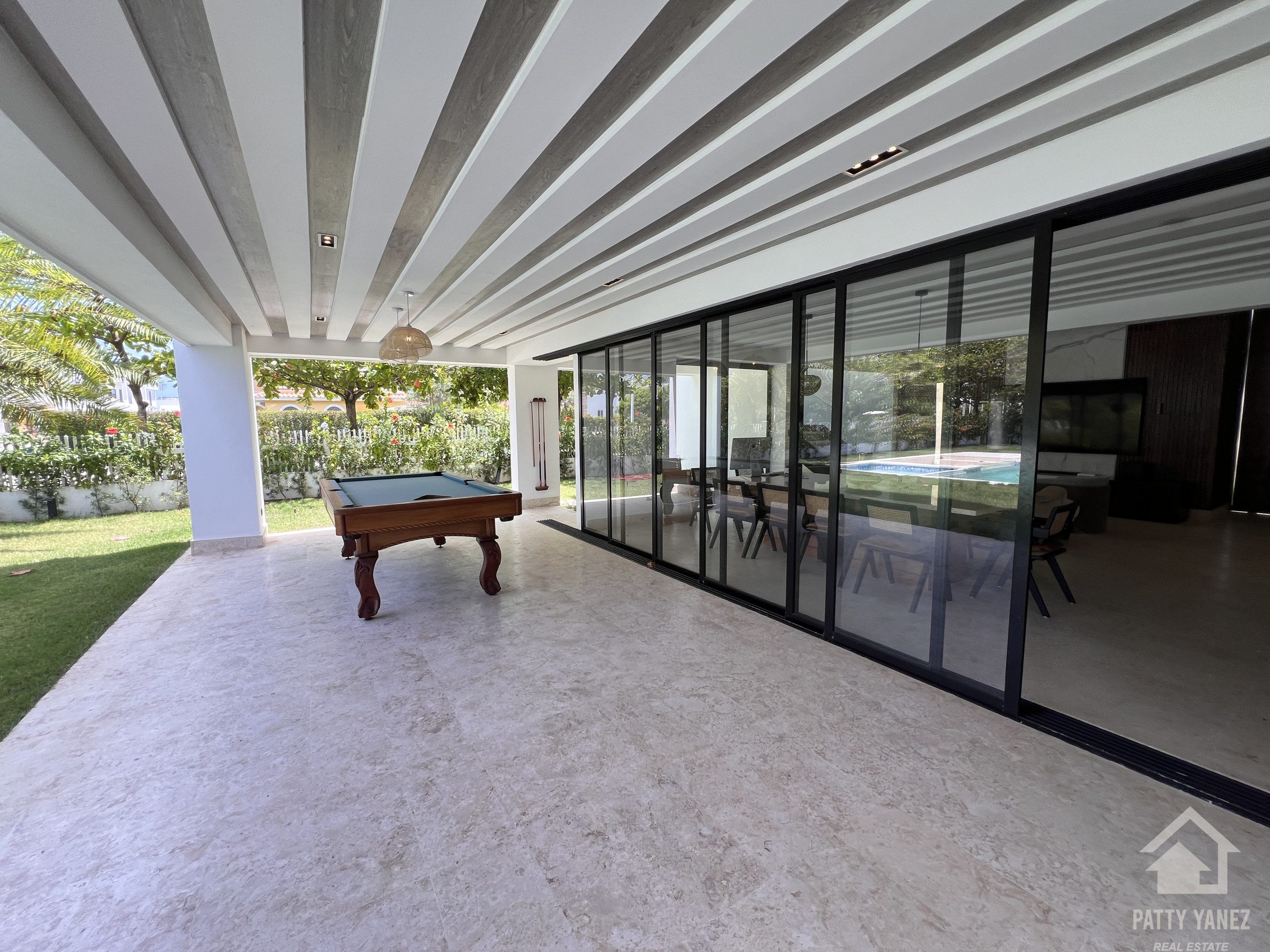Villa en venta en Sosúa, en una urbanización cerrada, con acceso privado a la playa.