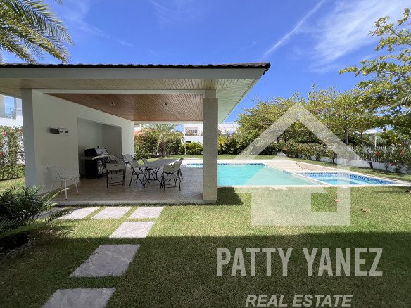 Villa en venta en Sosúa, en una urbanización cerrada, con acceso privado a la playa.