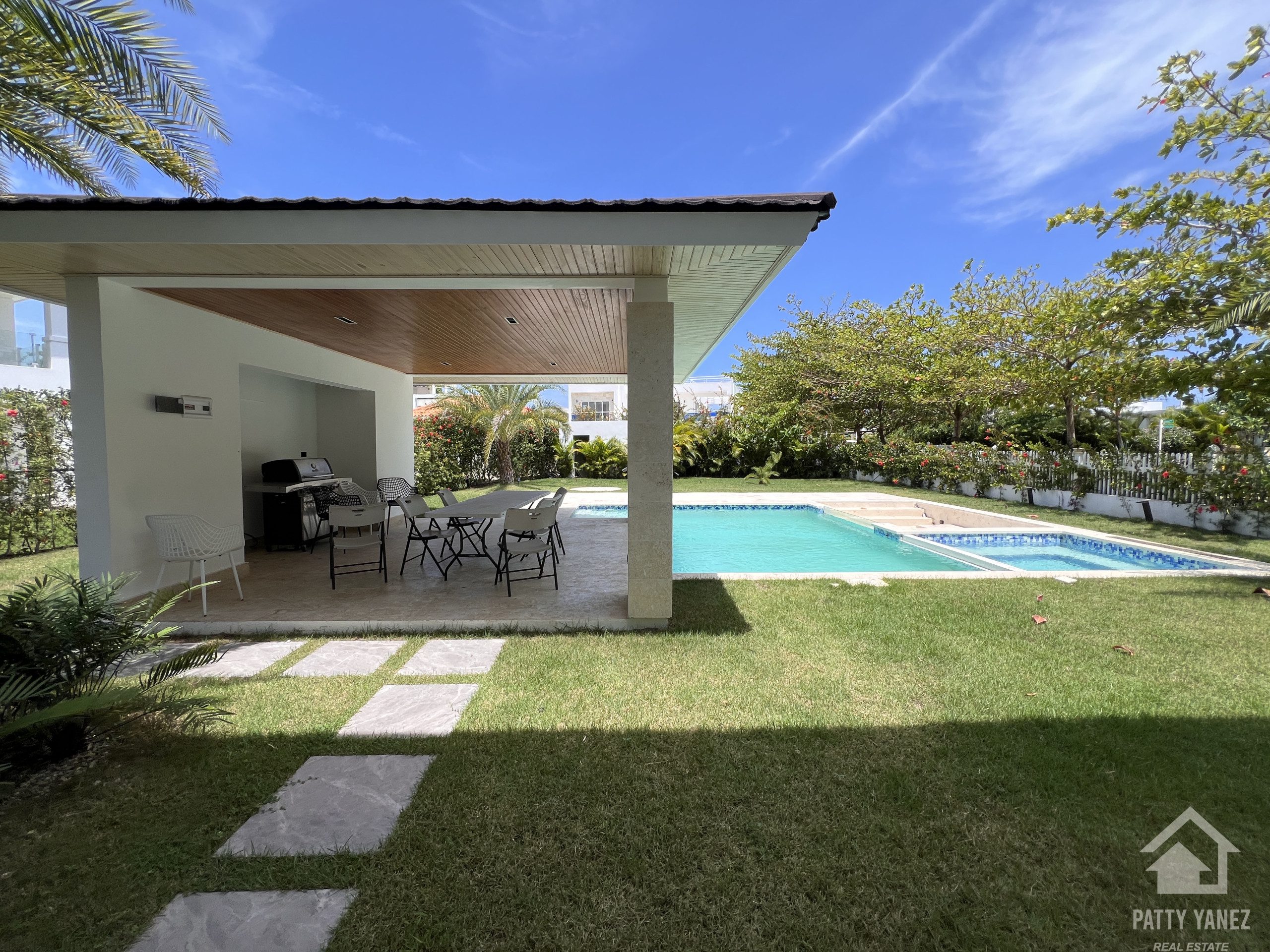 Villa en venta en Sosúa, en una urbanización cerrada, con acceso privado a la playa.
