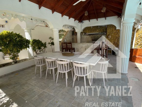 Luxury 9-Bedroom Villa for Sale in Cabarete East – Investment & Lifestyle Opportunity
