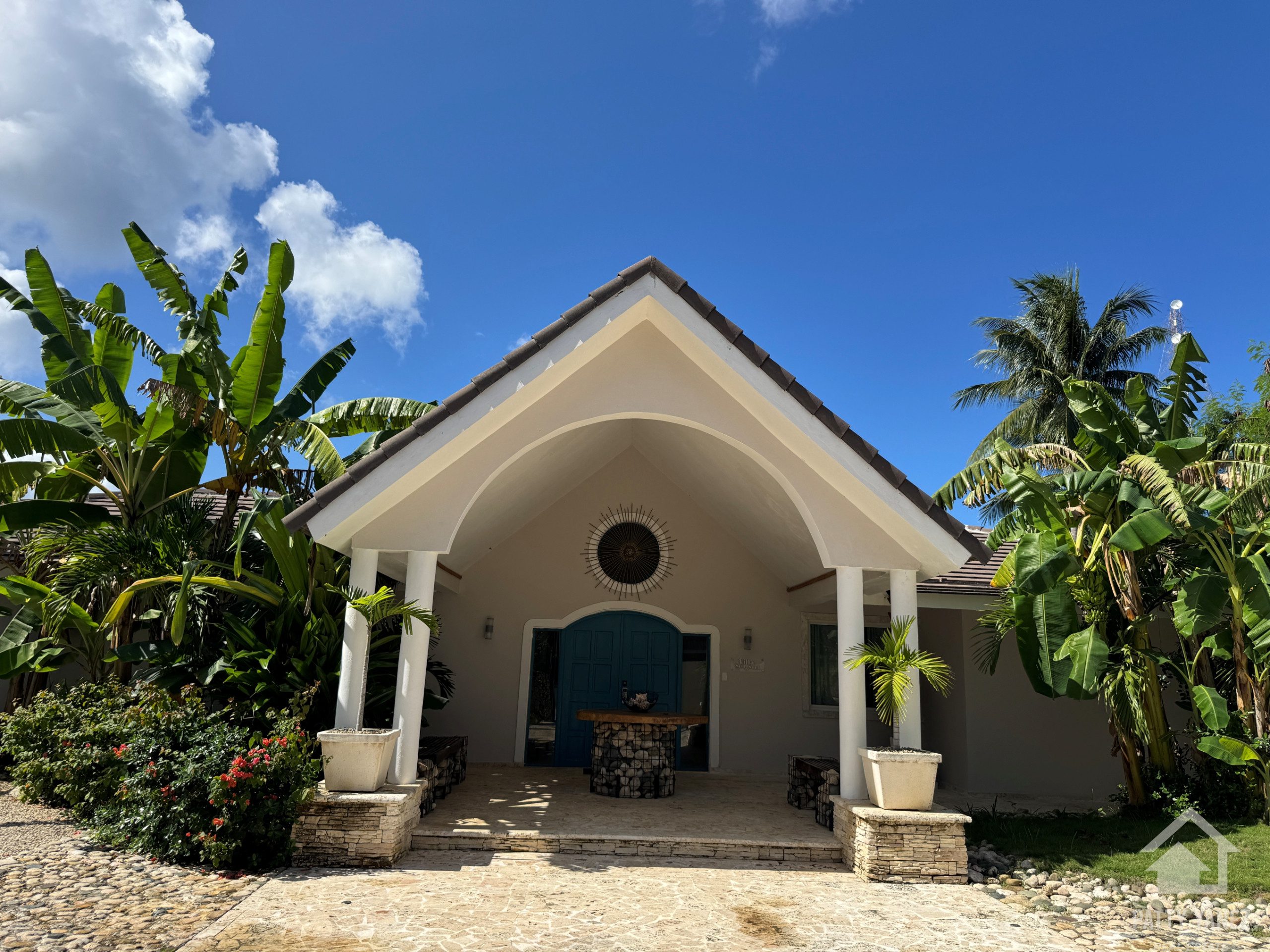 Hotel boutique en venta con villa de 9 habitaciones cerca de una playa privada en Cabarete