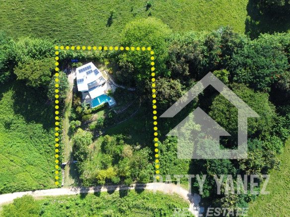 Se vende amplia casa con vista al mar en Cabrera, República Dominicana