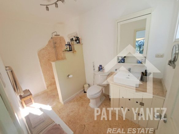 Se vende amplia casa con vista al mar en Cabrera, República Dominicana