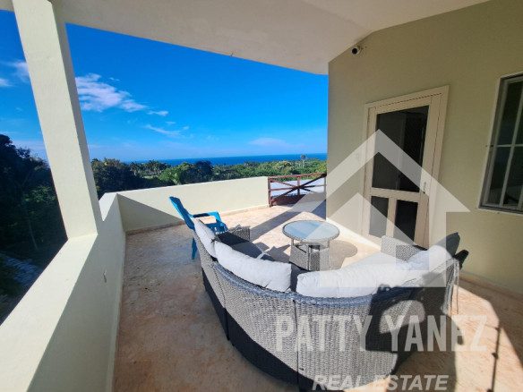 Se vende amplia casa con vista al mar en Cabrera, República Dominicana