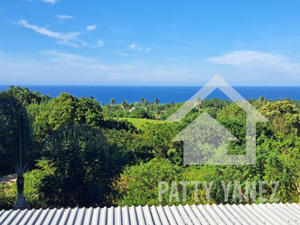 Se vende amplia casa con vista al mar en Cabrera, República Dominicana