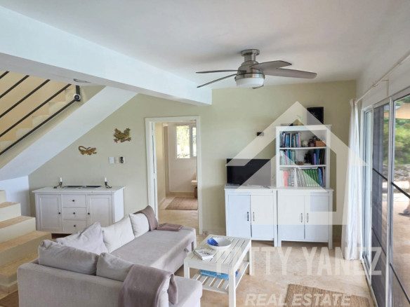Se vende amplia casa con vista al mar en Cabrera, República Dominicana
