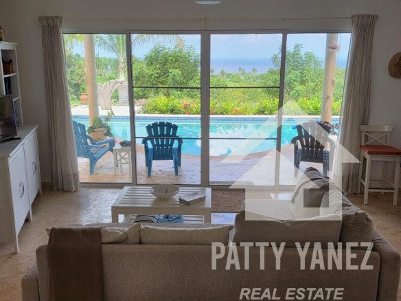 Se vende amplia casa con vista al mar en Cabrera, República Dominicana