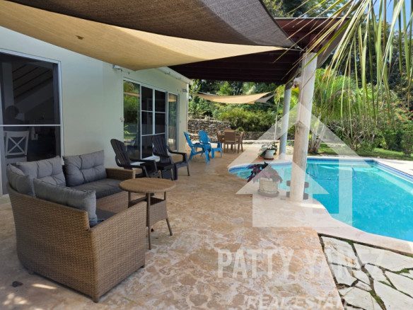Se vende amplia casa con vista al mar en Cabrera, República Dominicana
