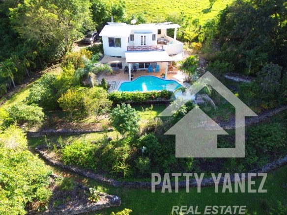 Se vende amplia casa con vista al mar en Cabrera, República Dominicana