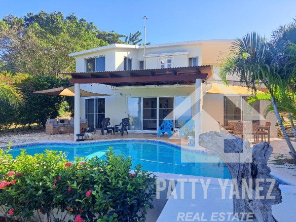 Se vende amplia casa con vista al mar en Cabrera, República Dominicana