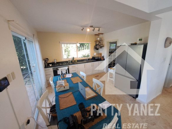 Se vende amplia casa con vista al mar en Cabrera, República Dominicana