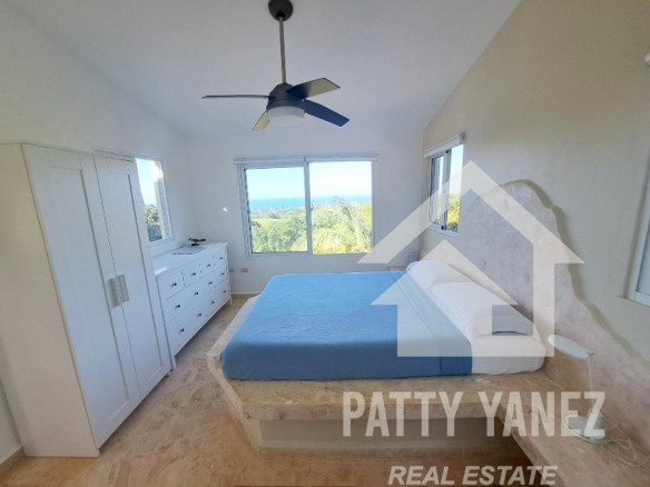 Se vende amplia casa con vista al mar en Cabrera, República Dominicana