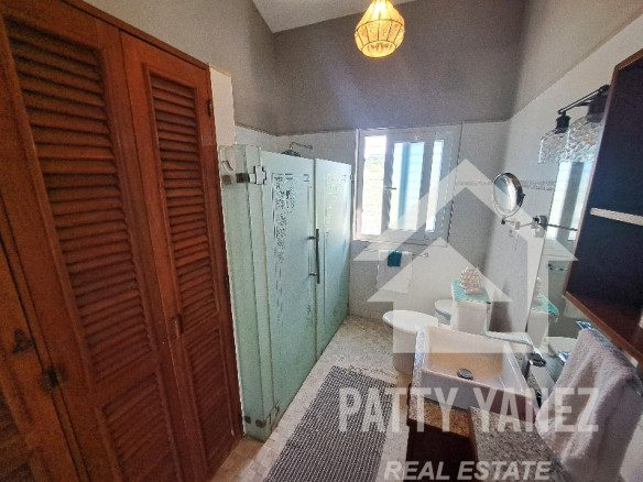Multi-Unit House in Cabrera Hillside for Sale