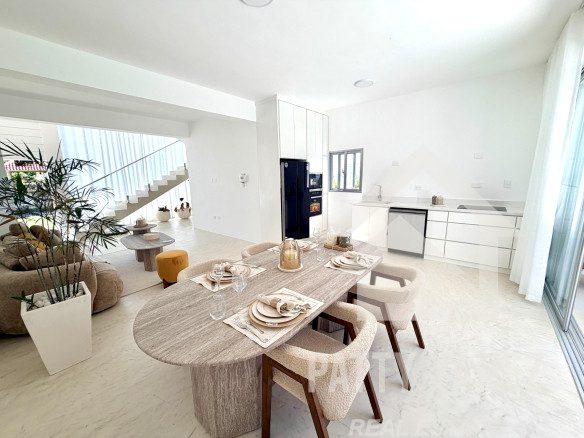 Villa de 2 dormitorios cerca de la playa, con una decoración interior moderna