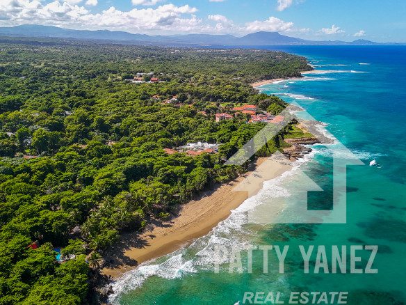 Oceanfront Condo with Sea Views in a Gated Community – Ideal for Living or Investment