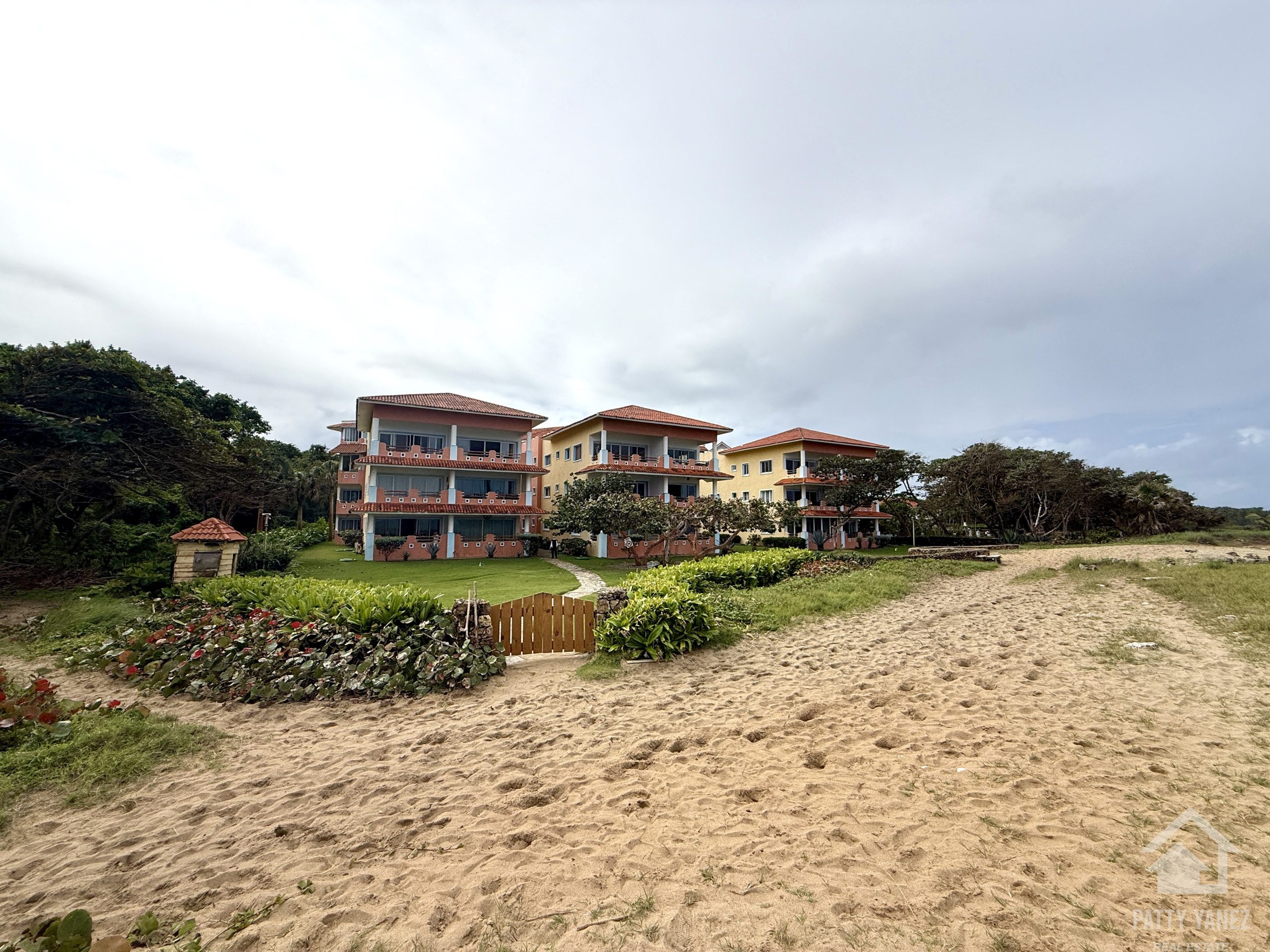 Oceanfront Condo with Sea Views in a Gated Community – Ideal for Living or Investment