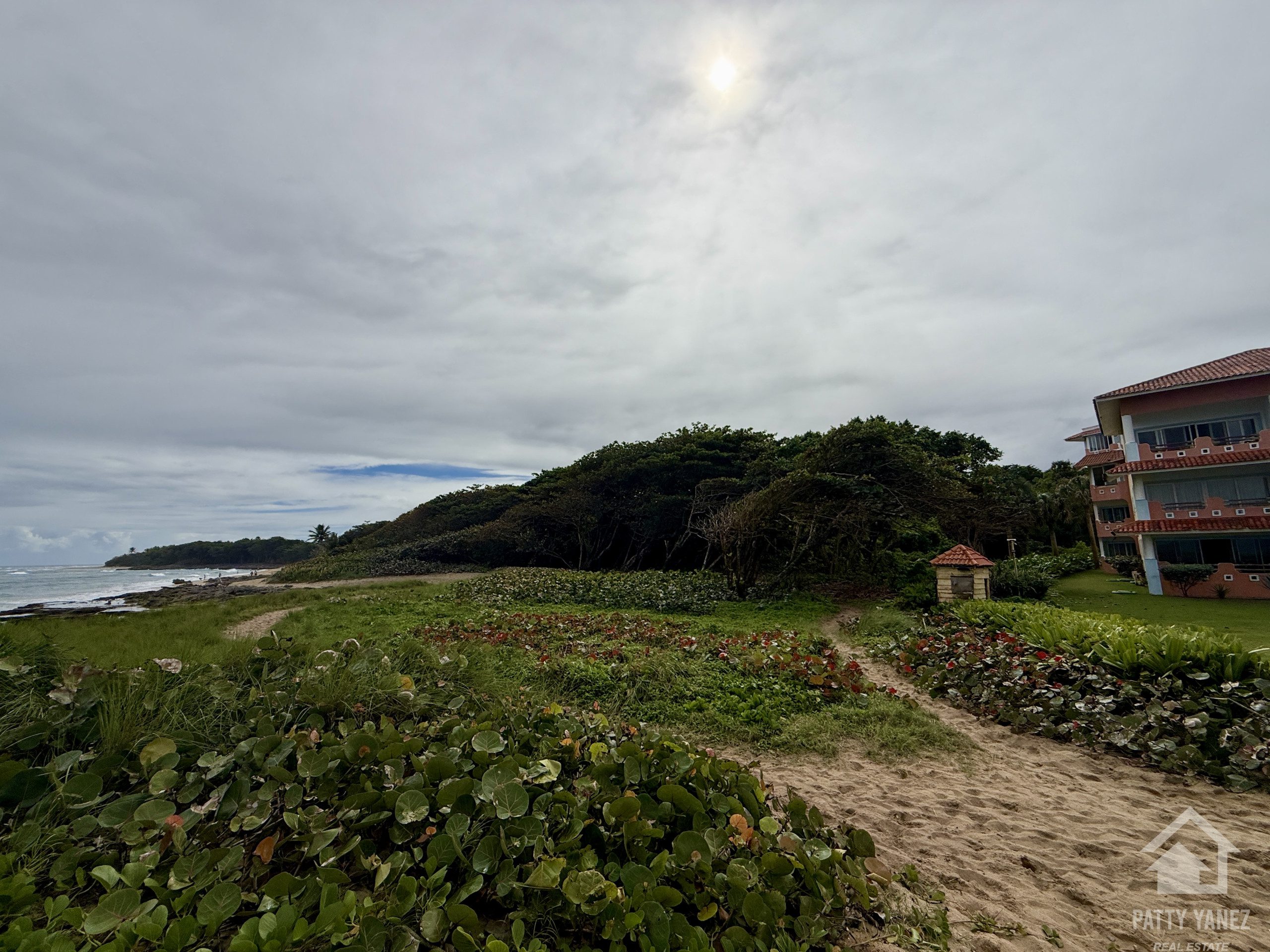 Oceanfront Condo with Sea Views in a Gated Community – Ideal for Living or Investment