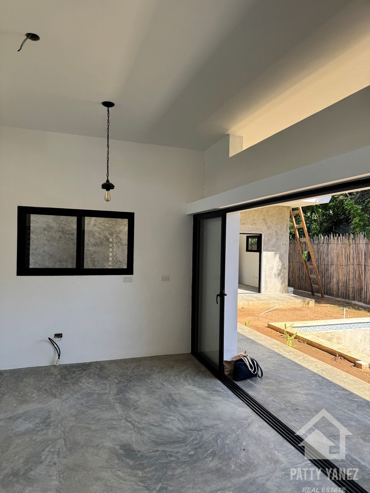 Villa nueva de 3 dormitorios con piscina en Playa Encuentro