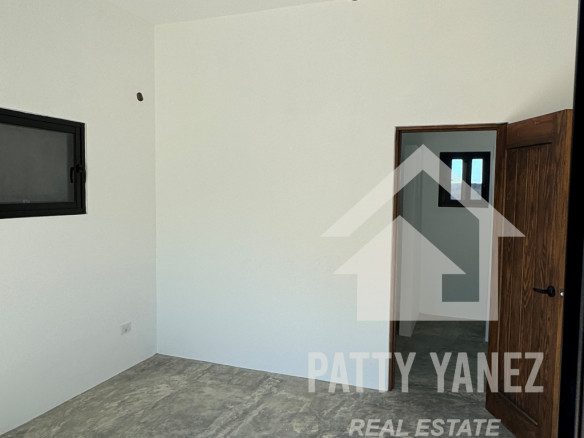 Villa nueva de 3 dormitorios con piscina en Playa Encuentro