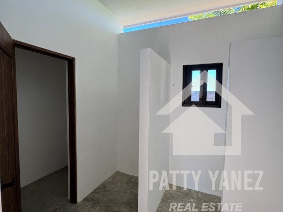 Villa nueva de 3 dormitorios con piscina en Playa Encuentro