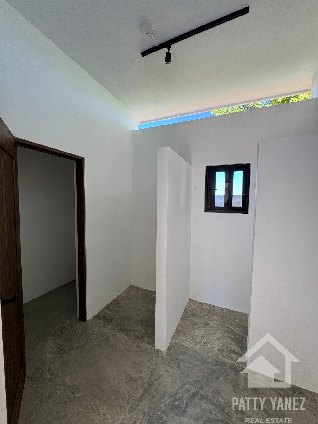 Villa nueva de 3 dormitorios con piscina en Playa Encuentro