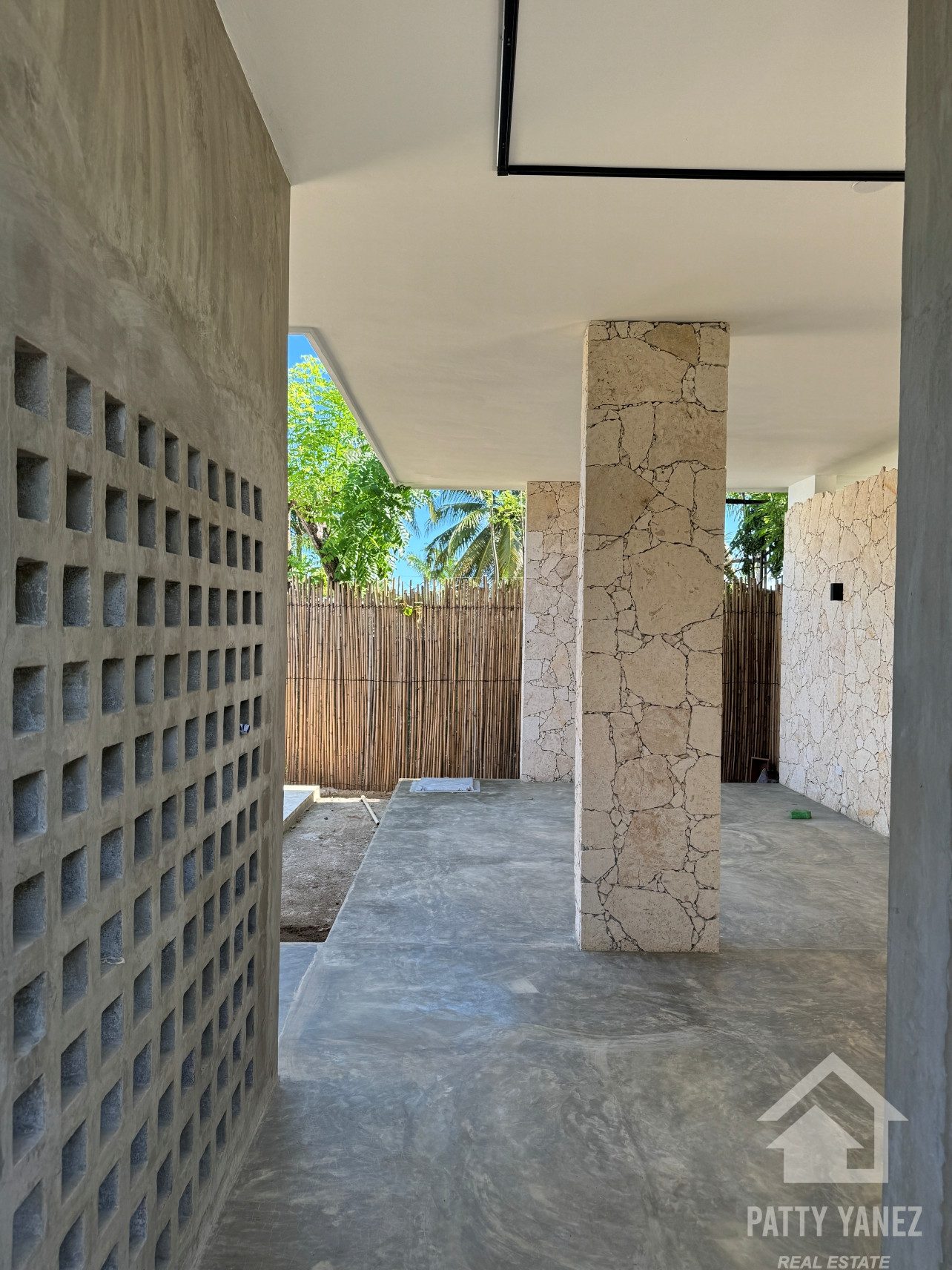 Villa nueva de 3 dormitorios con piscina en Playa Encuentro