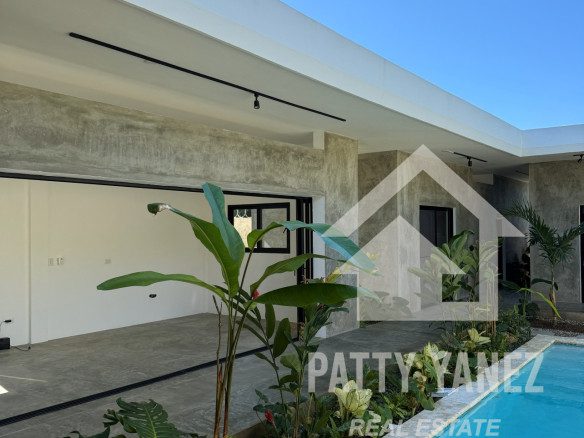 Villa nueva de 3 dormitorios con piscina en Playa Encuentro