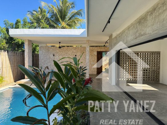 Villa nueva de 3 dormitorios con piscina en Playa Encuentro