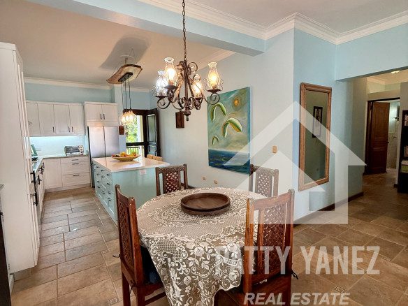 Beachfront 3-Bedroom Condo with Oceanview