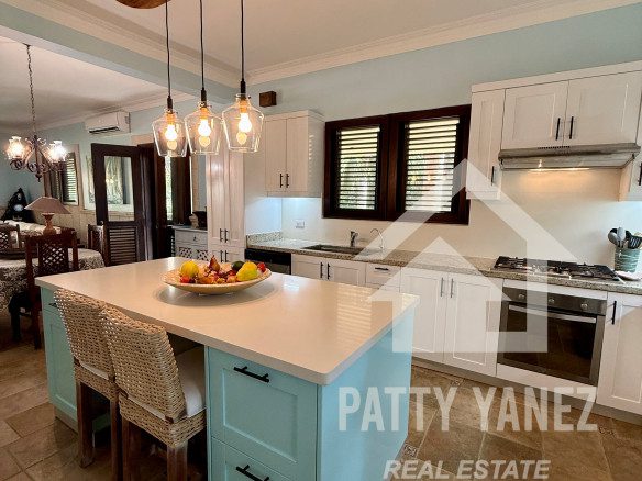 Beachfront 3-Bedroom Condo with Oceanview
