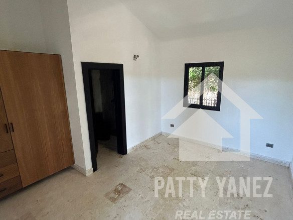 Villa moderna de dos viviendas con piscina, jardín privado y potencial de ingresos en Playa Encuentro