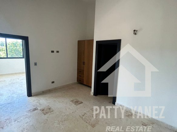 Villa moderna de dos viviendas con piscina, jardín privado y potencial de ingresos en Playa Encuentro