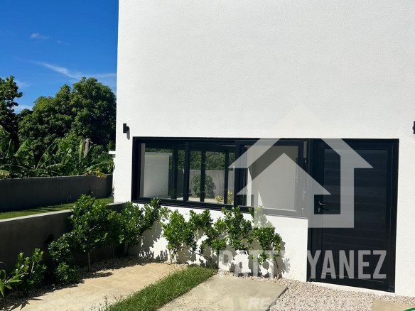 Villa moderna de dos viviendas con piscina, jardín privado y potencial de ingresos en Playa Encuentro
