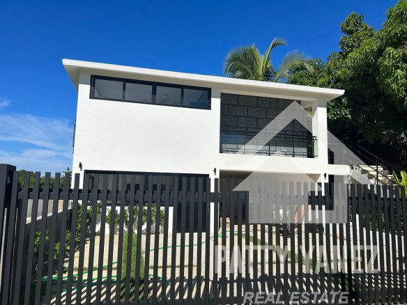 Villa moderna de dos viviendas con piscina, jardín privado y potencial de ingresos en Playa Encuentro