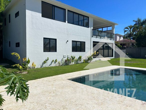 Villa moderna de dos viviendas con piscina, jardín privado y potencial de ingresos en Playa Encuentro