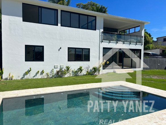 Villa moderna de dos viviendas con piscina, jardín privado y potencial de ingresos en Playa Encuentro