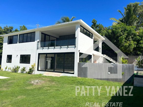 Villa moderna de dos viviendas con piscina, jardín privado y potencial de ingresos en Playa Encuentro