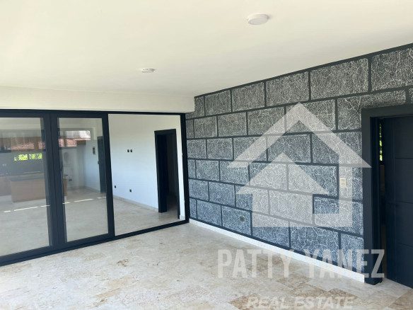 Villa moderna de dos viviendas con piscina, jardín privado y potencial de ingresos en Playa Encuentro