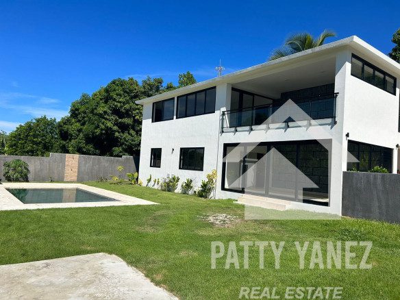 Villa moderna de dos viviendas con piscina, jardín privado y potencial de ingresos en Playa Encuentro