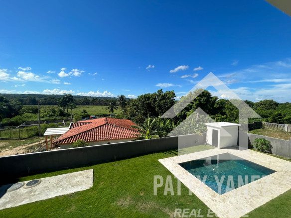 Villa moderna de dos viviendas con piscina, jardín privado y potencial de ingresos en Playa Encuentro