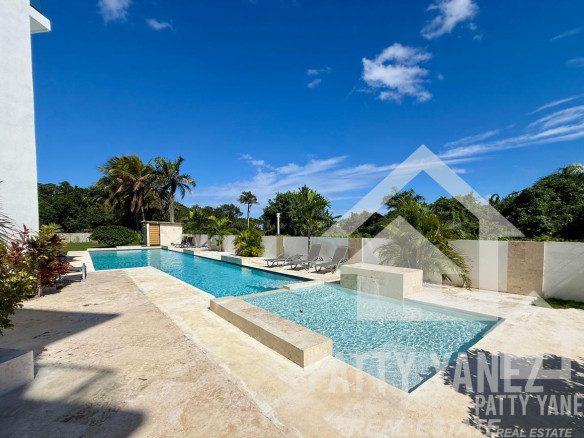 2-Bedroom Modern Condo Short Walk to Playa Encuentro, Cabarete