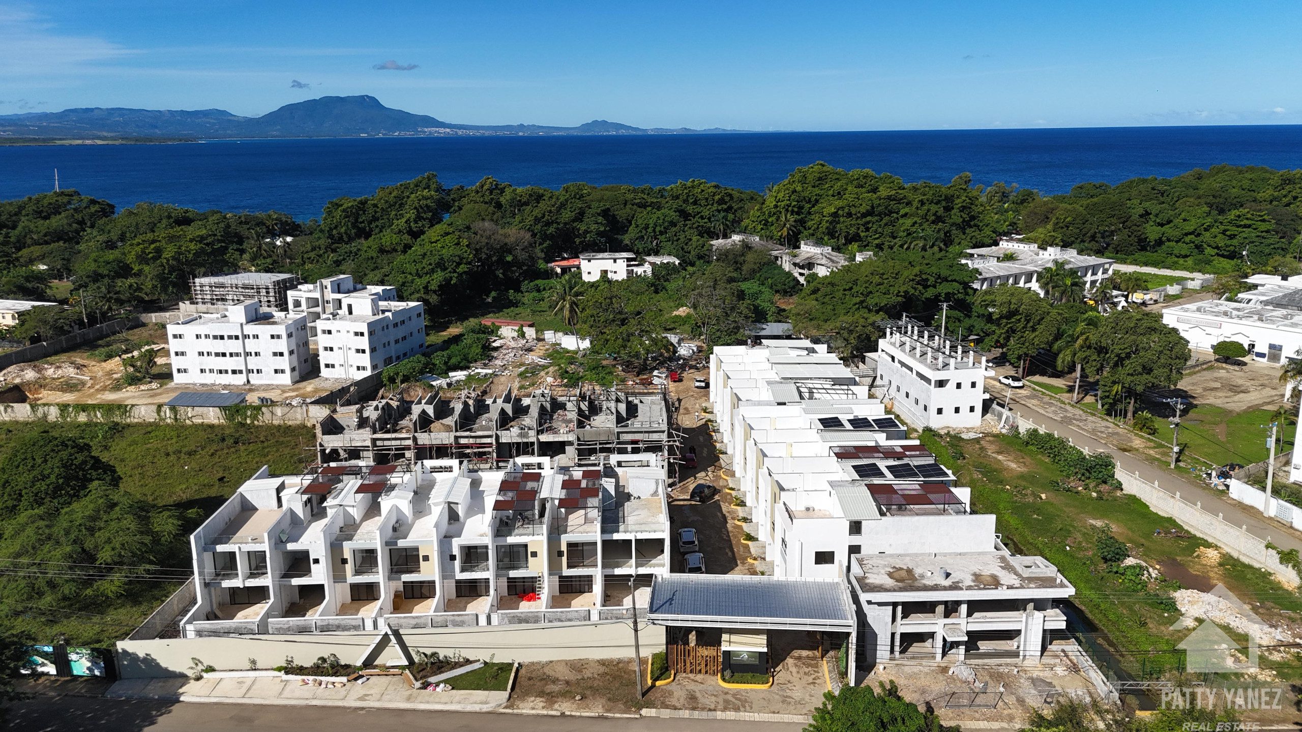 Casa adosada dúplex lista para habitar en Sosúa con piscina privada en Playa Chiquita
