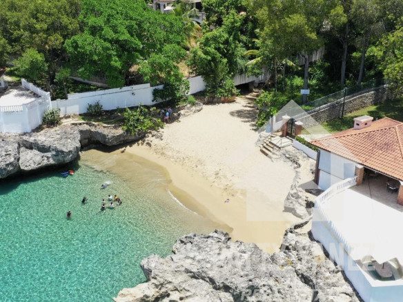 Casa adosada dúplex lista para habitar en Sosúa con piscina privada en Playa Chiquita