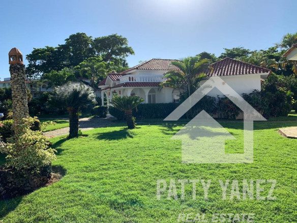 3-Bedroom Villa with Guest House in Playa Encuentro