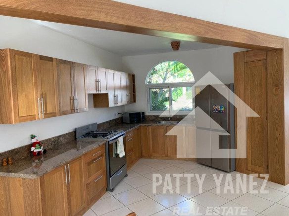 3-Bedroom Villa with Guest House in Playa Encuentro
