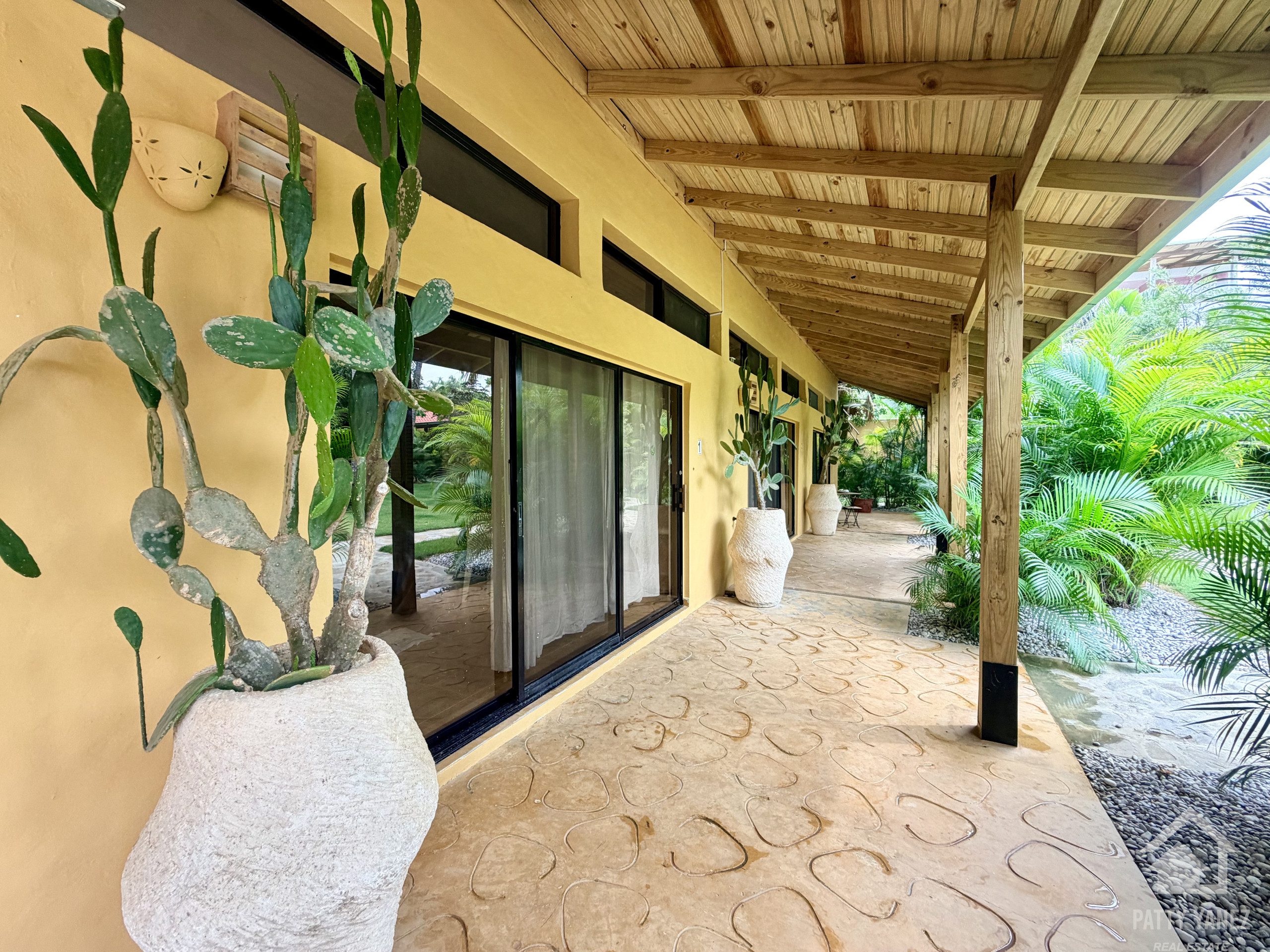 Hotel boutique en venta en Playa Encuentro con 9 suites, piscina y ático