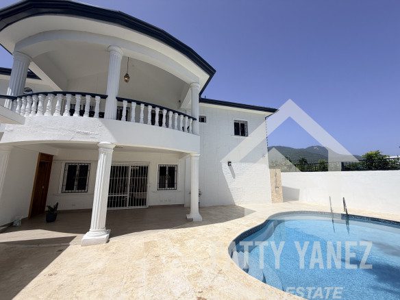 Villa de 5 recámaras con jardín privado y piscina