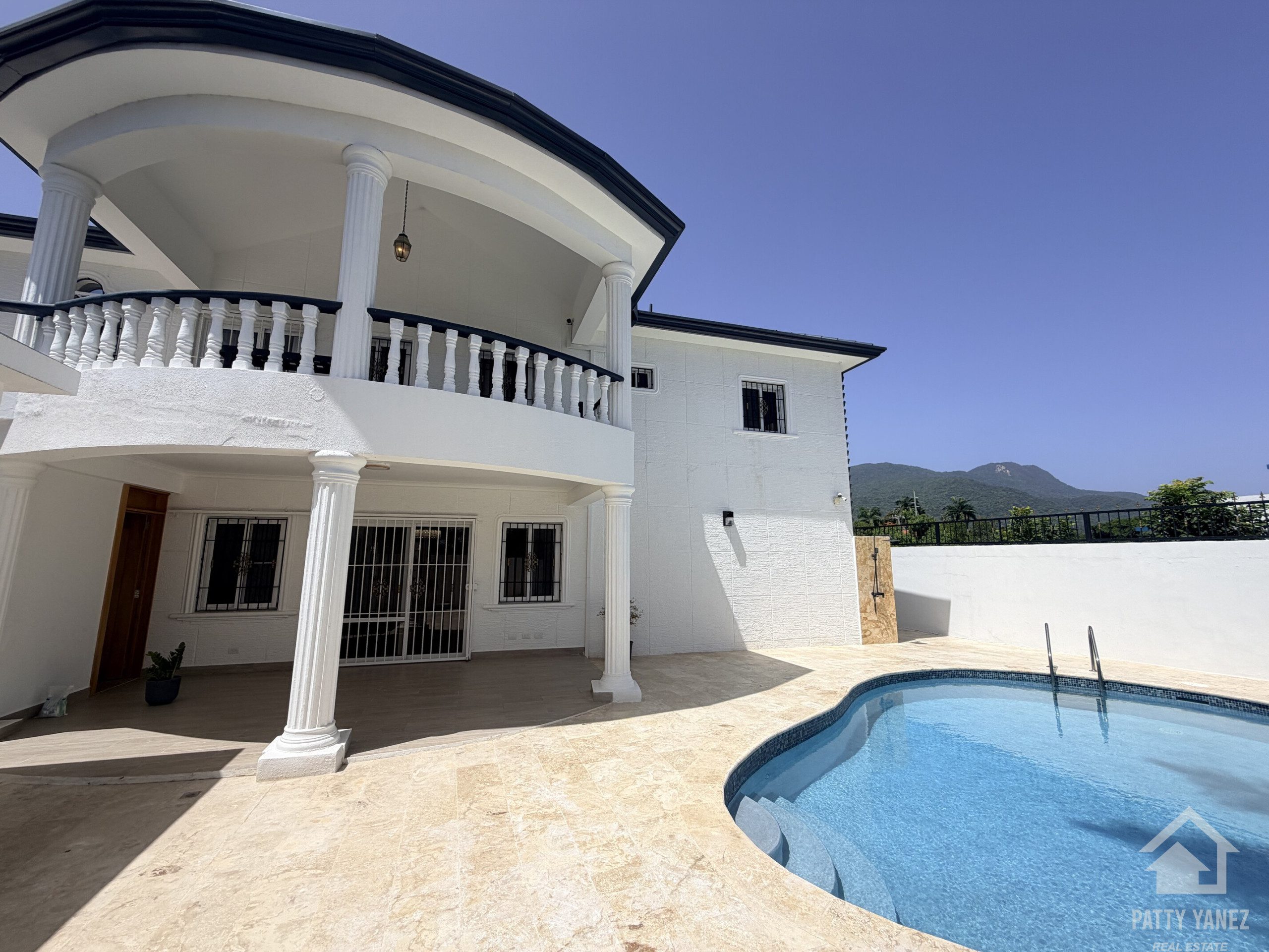 Villa de 5 recámaras con jardín privado y piscina