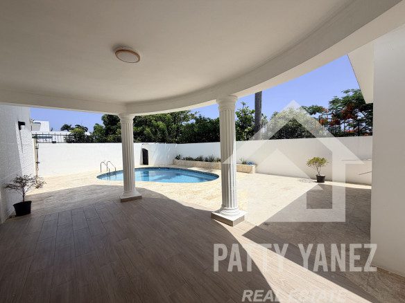 Villa de 5 recámaras con jardín privado y piscina